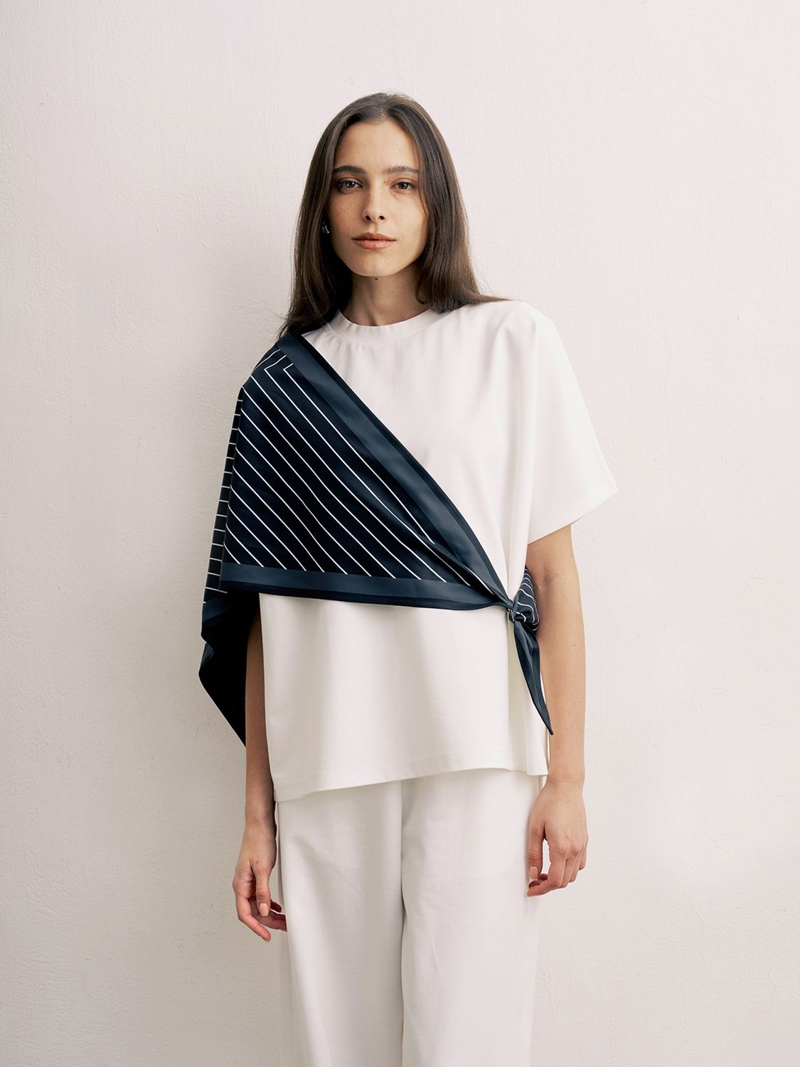 SCARF DETAILED T-SHIRT - EGGSHELL/BLACK   EGGSHELL/FOREST