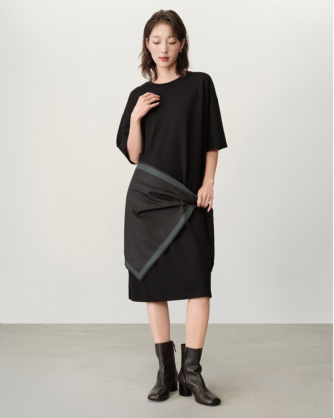DOUBLE KNIT DRESS WITH GEOMETRIC LINEAR PRINT SCARF - BLACK
