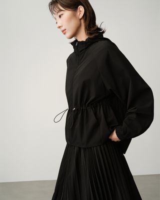 LIGHT WEIGHT DRAWSTRING JACKET - BLACK