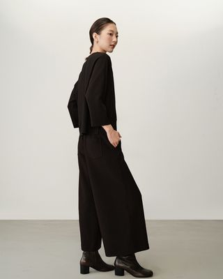 CONTRAST STICHING TOP - BLACK/SCARLET