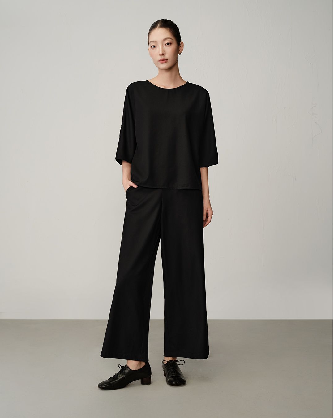 BUTTON-SLIT BATWING BLOUSE - BLACK