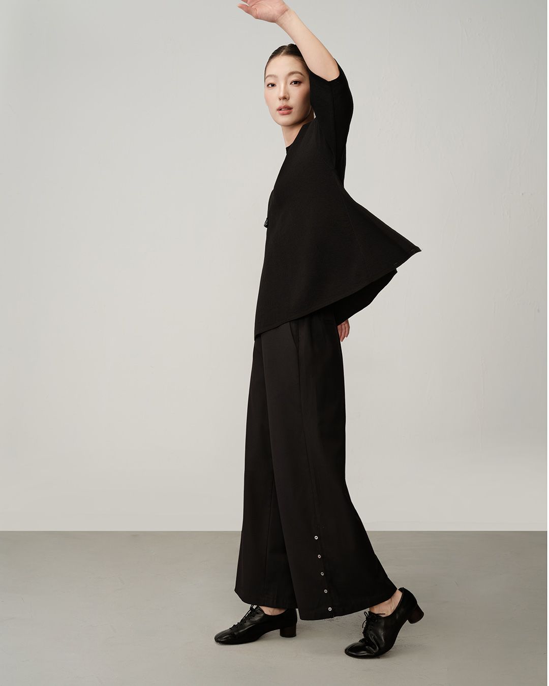 KNITTED A-LINE CURVE HEM FLARED TOP - BLACK
