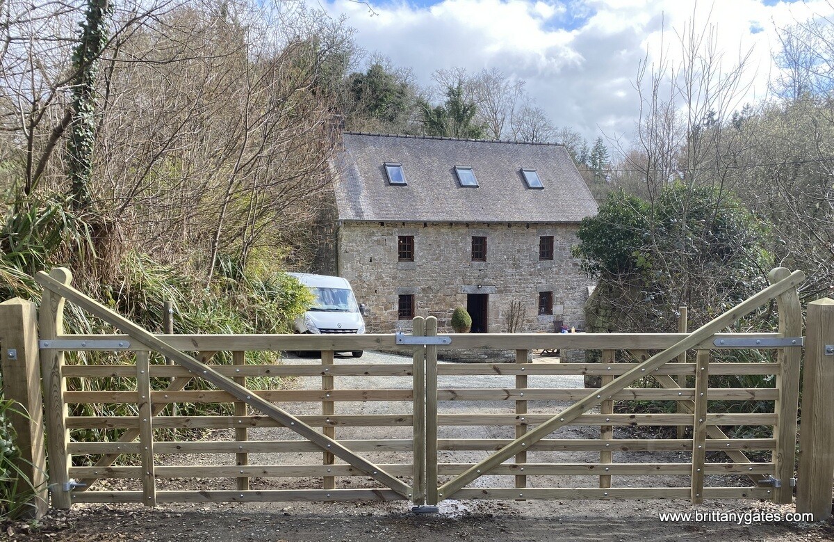 "Midsummer" Curved Raised Helve, Seven-Bar Gate