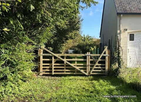 &quot;Midsummer&quot; raised helve, six-bar gate