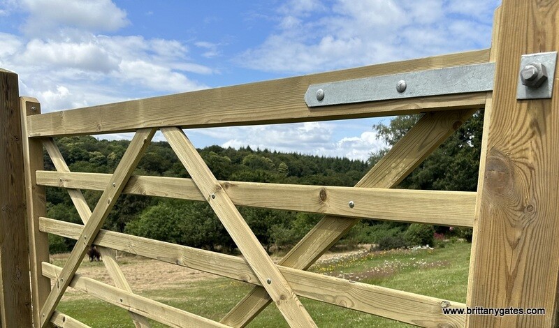 Five bar English traditional gate