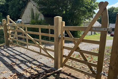 &quot;Midsummer&quot; curved and raised helve, five-bar gate