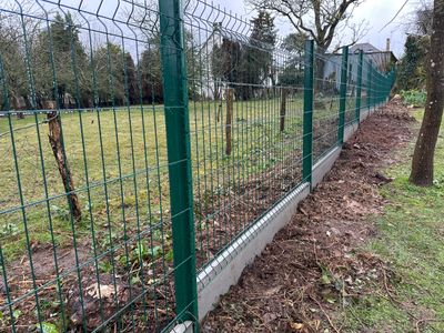 Panneaux et portails de clôture à grillage rigide