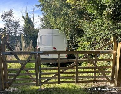 "Midsummer" Curved Raised Helve, Six-Bar Gate