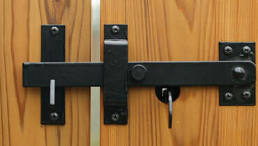 Suffolk latch with heavy-duty latch bar