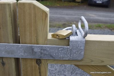Fastener to padlock, two 600mm bolts, galvanised.