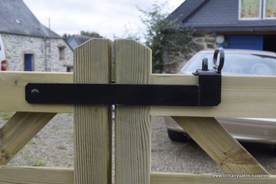 Fastener to padlock, 450mm bolt, black.