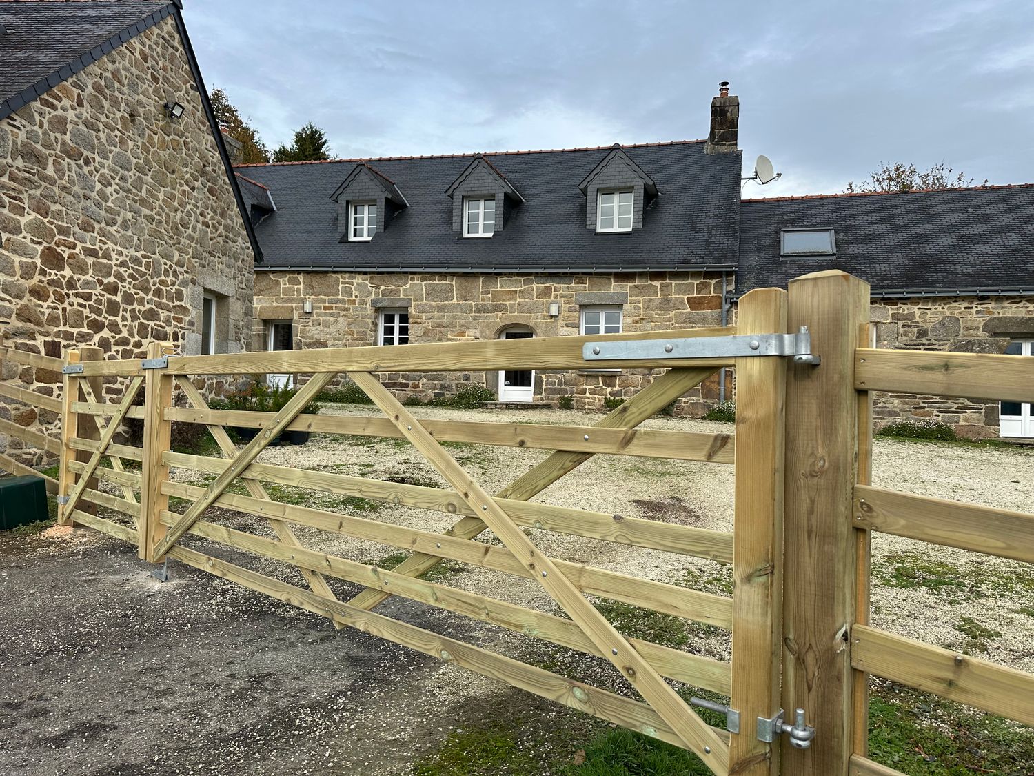 "Midsummer" English Gate, Six Bar