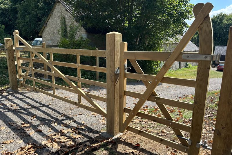 English gates with curved, raised helve