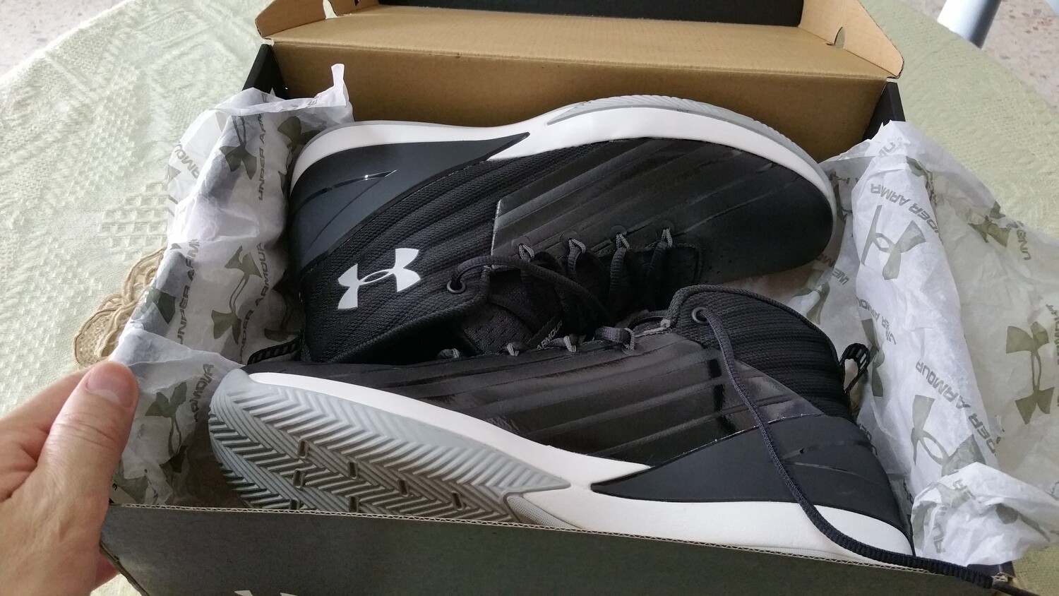 Men&#39;s UA Lockdown 3 Basketball Shoes UNDER ARMOUR (used)