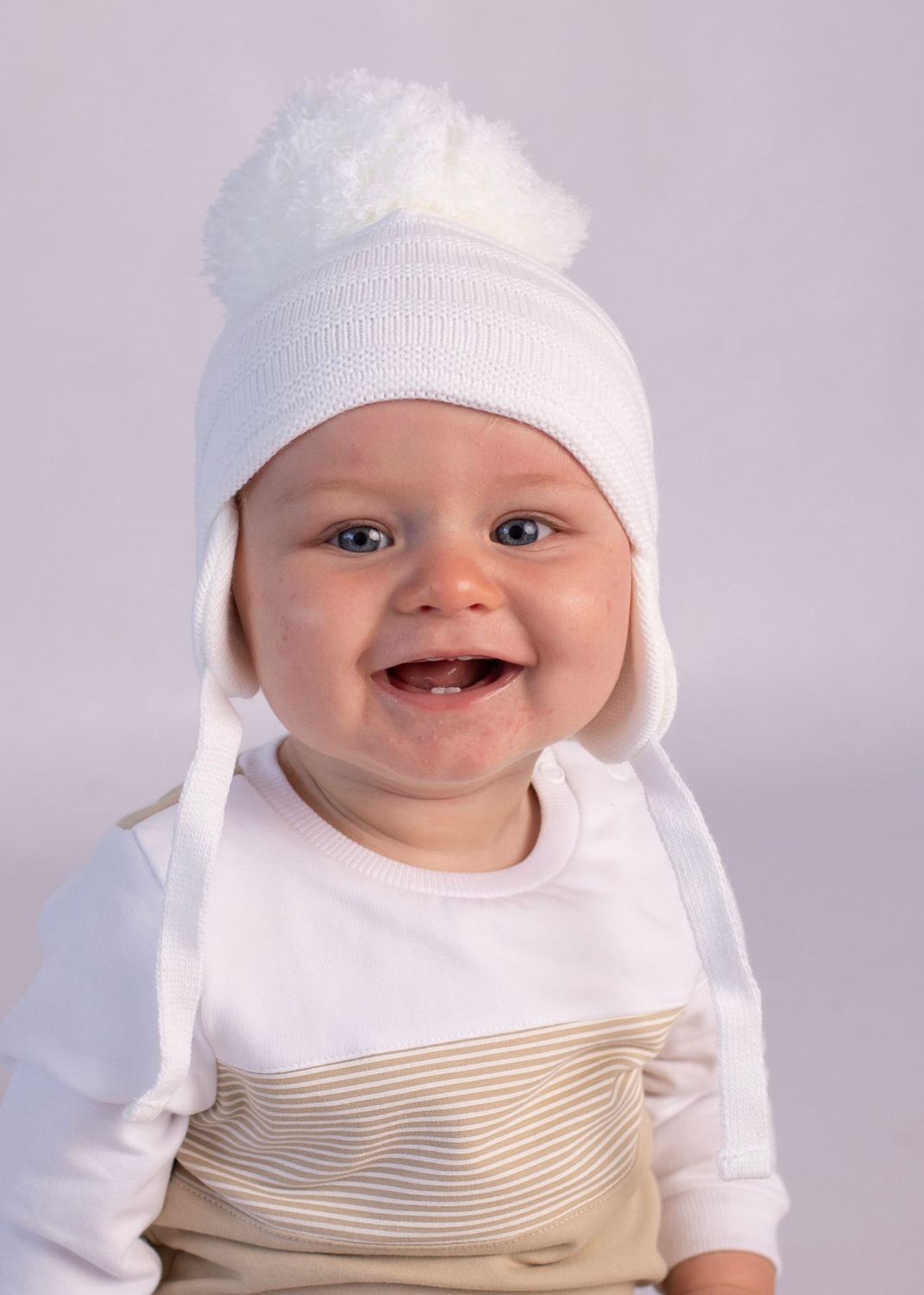 PASTELS & CO "KENDALL" WHITE POM HAT