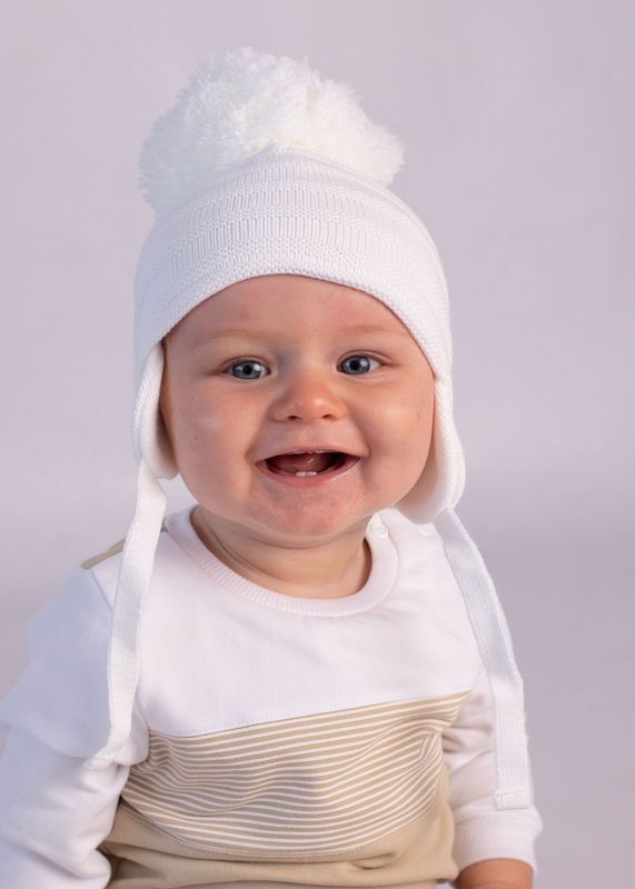 PASTELS & CO "KENDALL" WHITE POM HAT