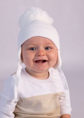 PASTELS & CO "KENDALL" WHITE POM HAT