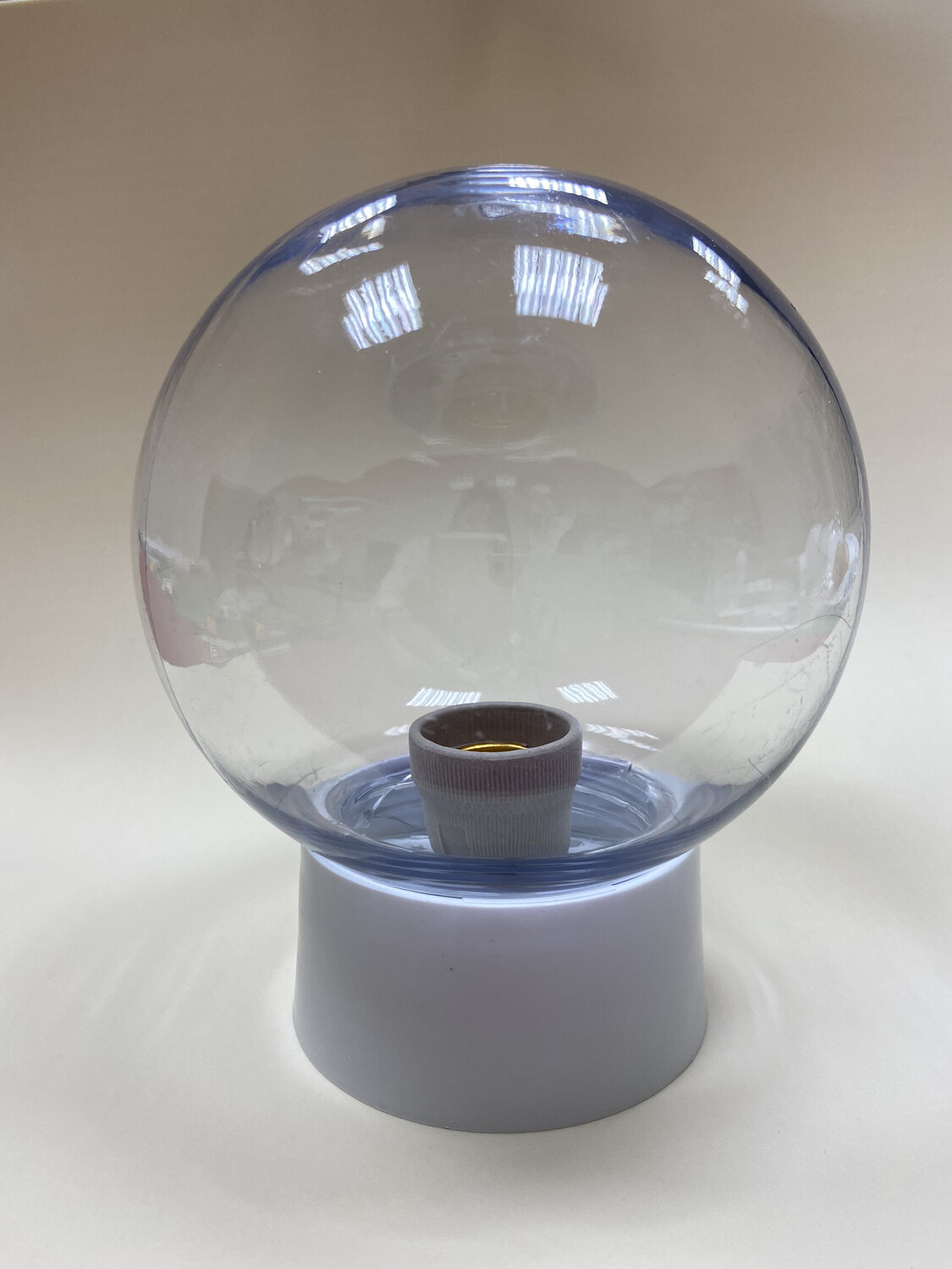 Плафон прозрачный, из (ударопрочный пластик) , диаметр 15 см с белым основанием ,цоколь Е27 