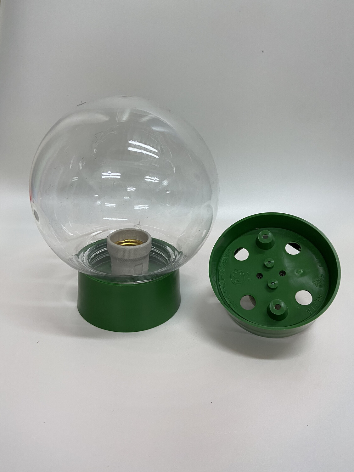 Плафон прозрачный ( ударопрочный пластик) диаметр 15 см с зеленым основанием , цоколь Е27 ,