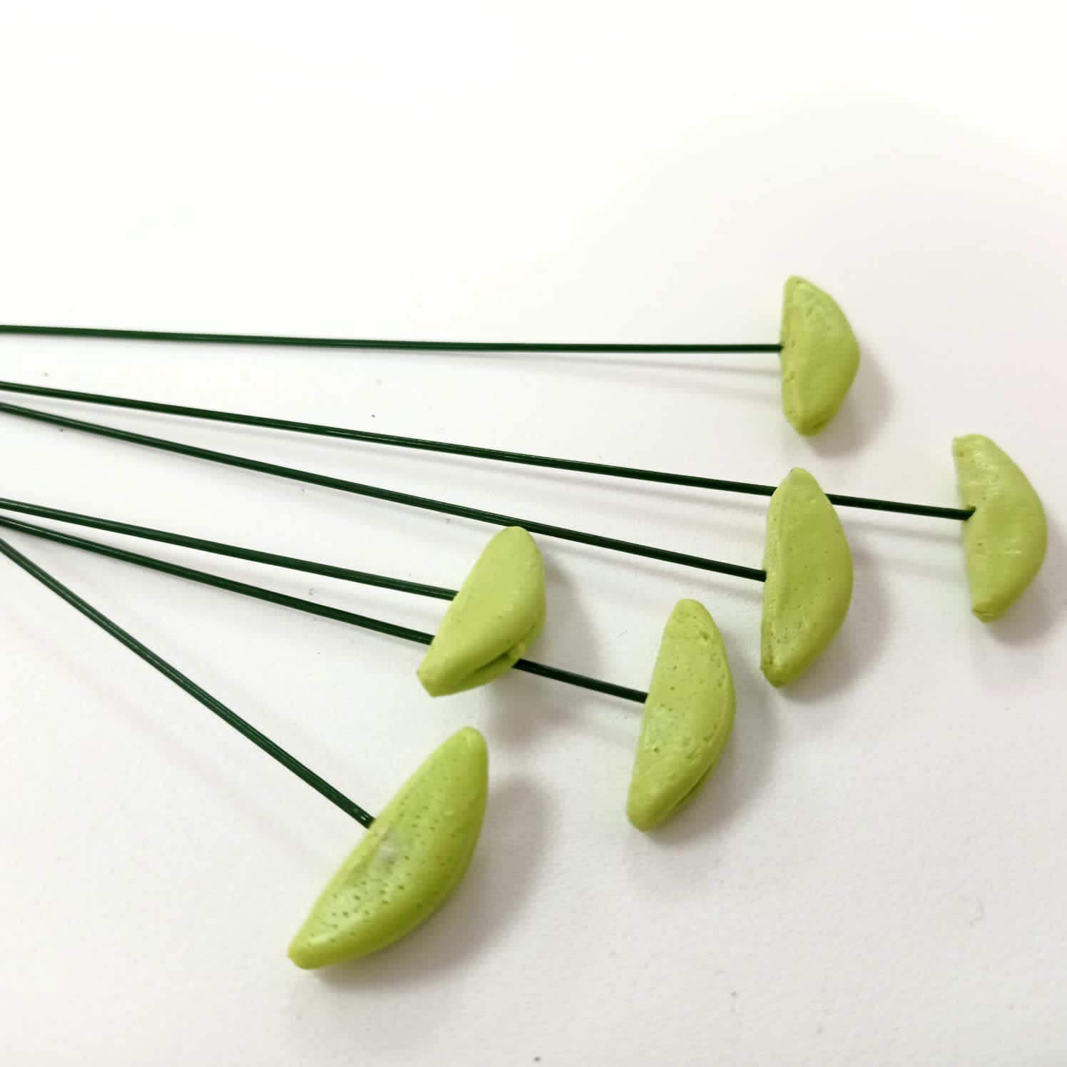 Тычинки для лилий на проволоке  ( набор 6 шт), материал - пластик , цвет зелёный