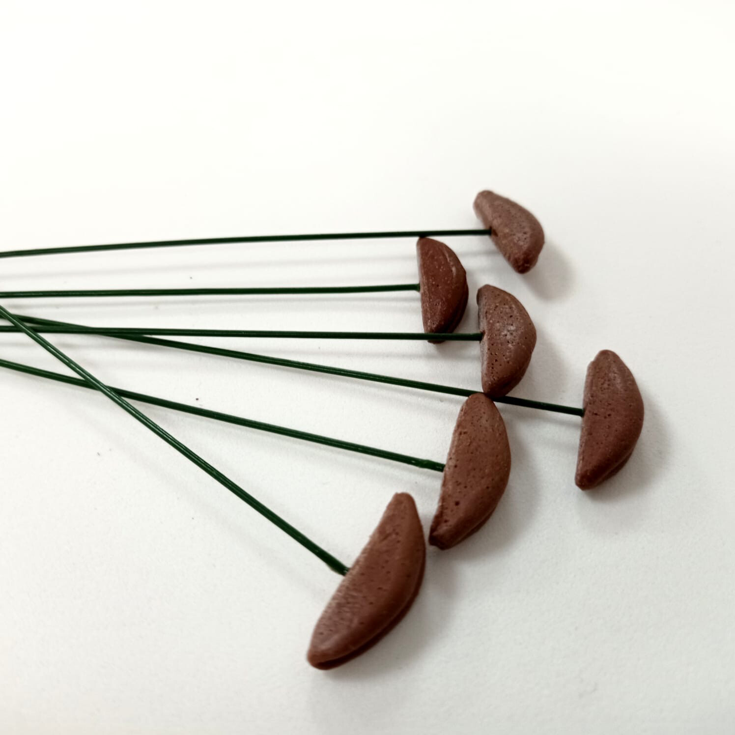 Тычинки для лилий на проволоке  ( набор 6 шт), материал - пластик , цвет коричневый