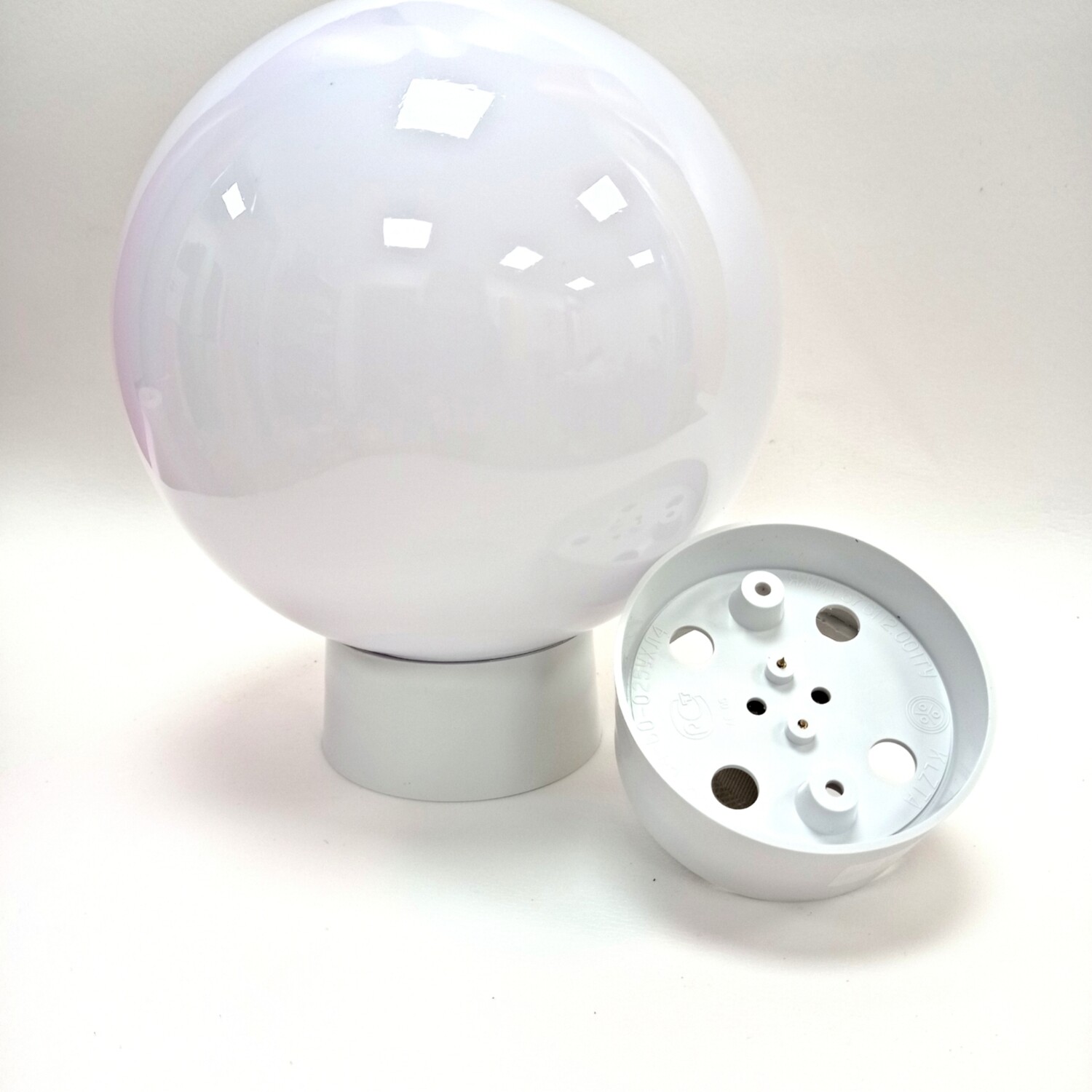 Плафон белый глянец (ударопрочный пластик) диаметр 20 см с БЕЛЫМ основанием, цоколь Е27