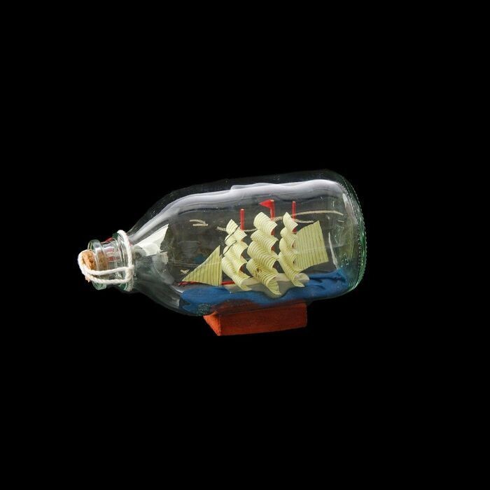 924167 Корабль сувенирный в бутылке с белыми парусами в полоску