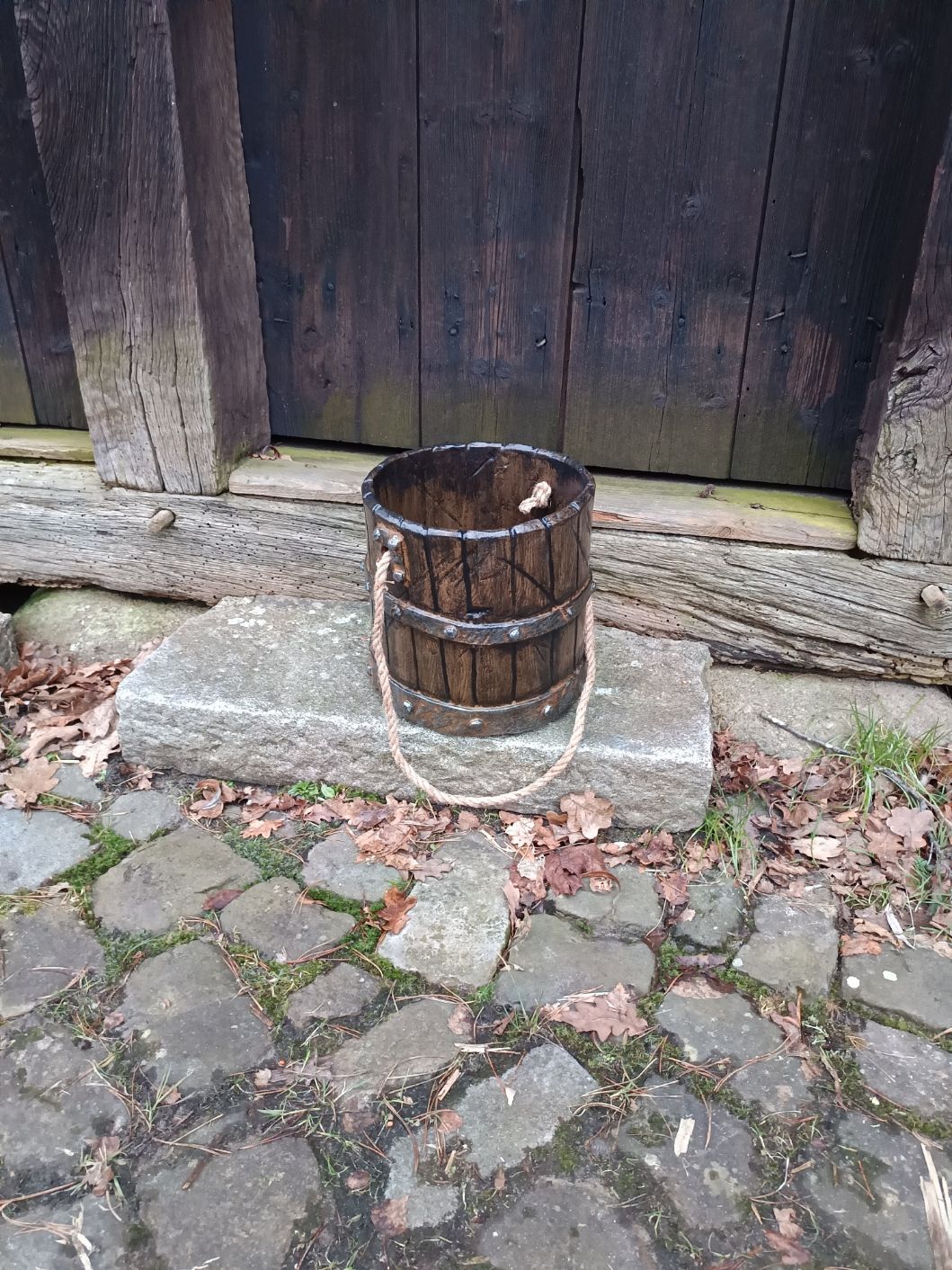 Großer Holzeimer (Rostige Beschläge)