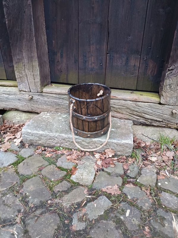 Großer Holzeimer (Rostige Beschläge) Großer Holzeimer (Rostige Beschläge)