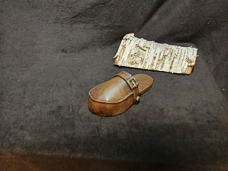 Verzierte Lederpantoffel