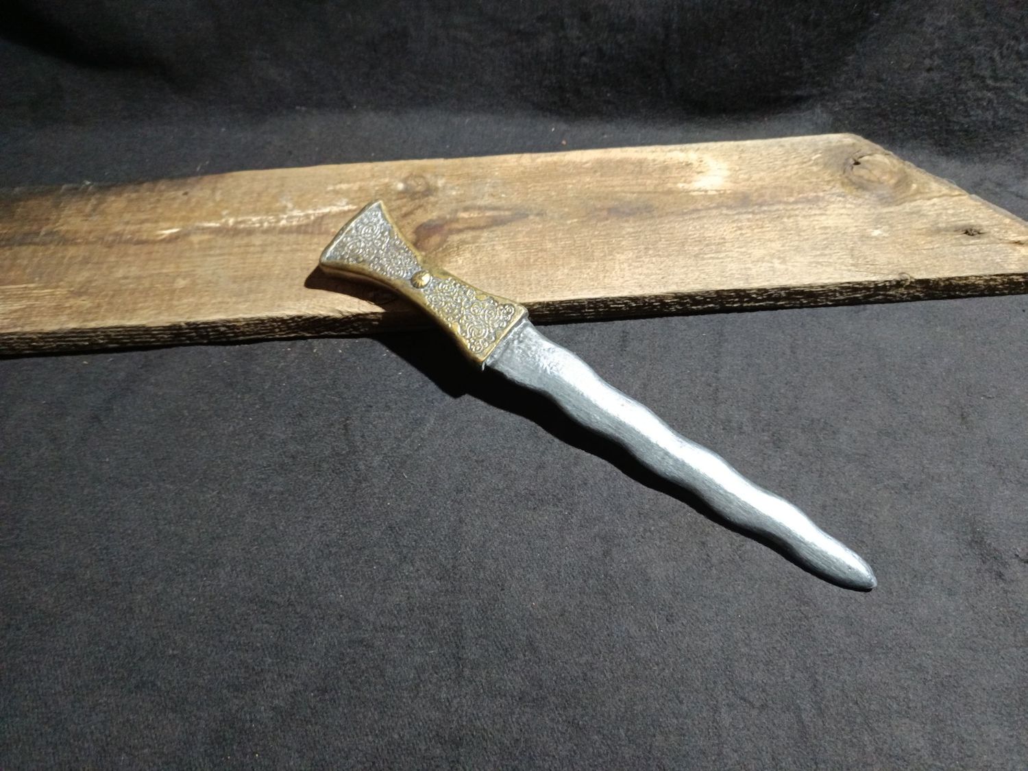 Dolch aus Celephais (Flammklinge - Messing Optik)