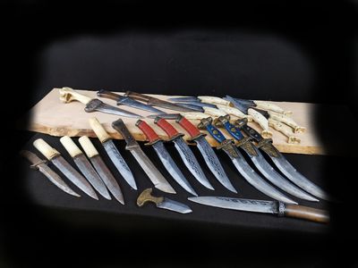 Messer, Dolche, Knüppel etc.