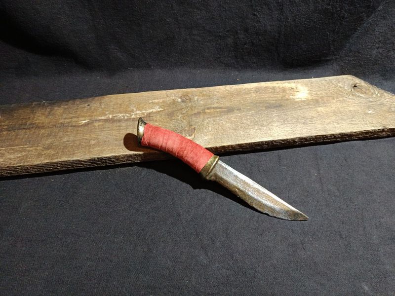 Rostiges Jagdmesser