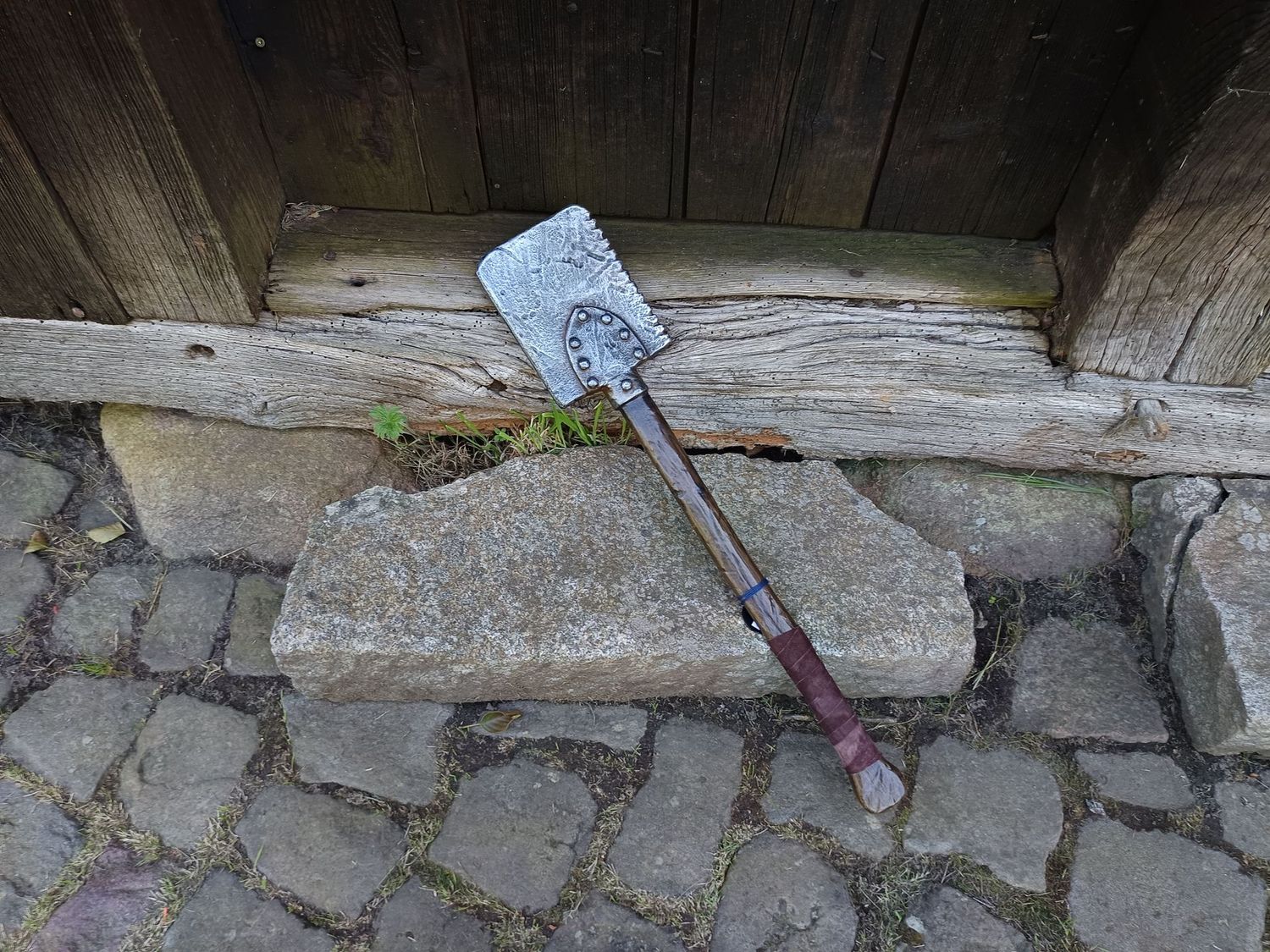 Feldspaten mit Sägekante