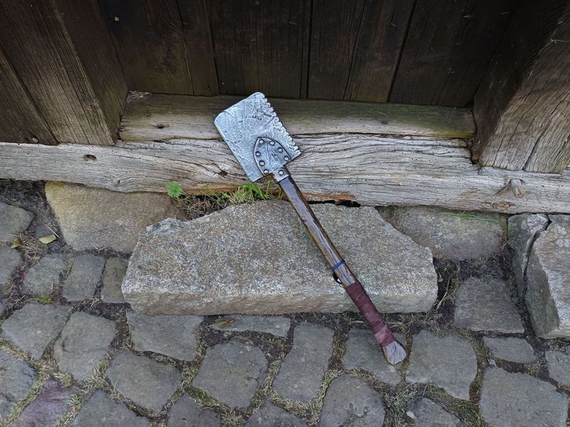 Feldspaten mit Sägekante