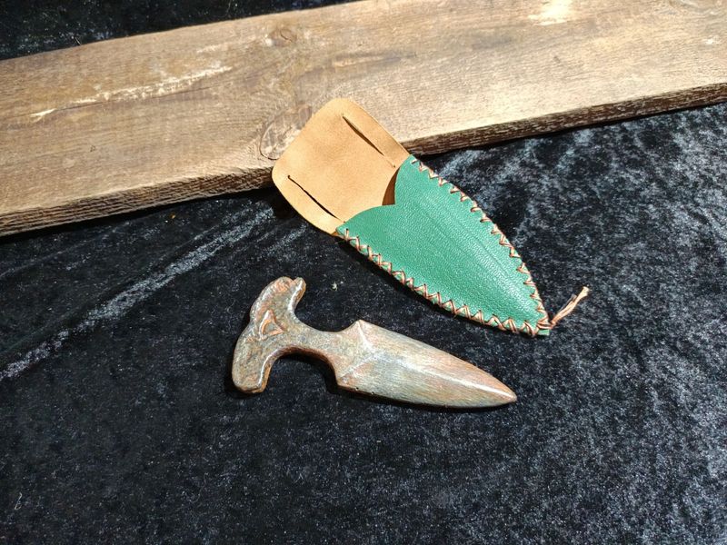 Rostiges Stoßmesser mit Lederscheide Rostiges Stoßmesser mit Lederscheide