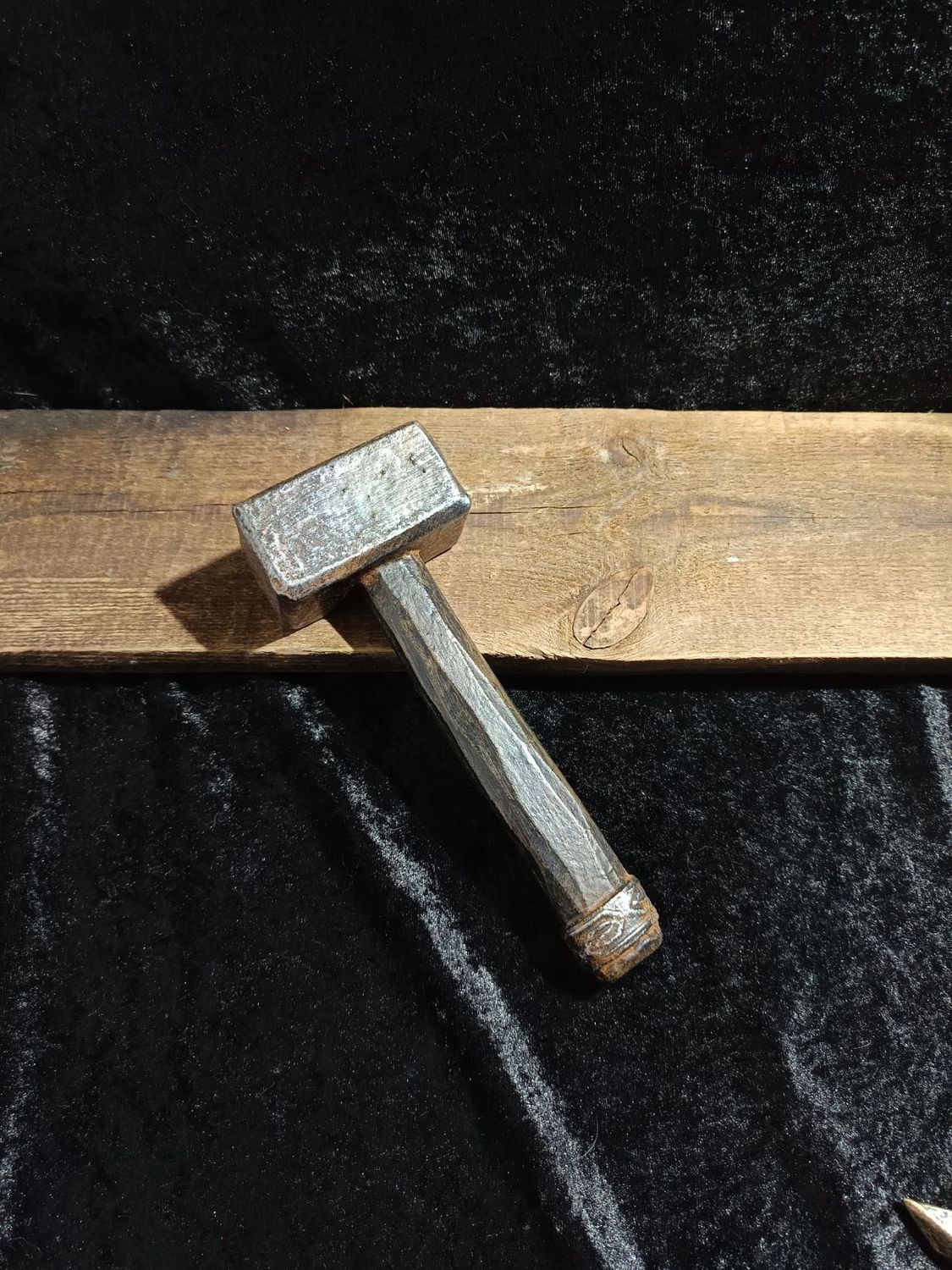 Verzierter rostiger Schmiedehammer