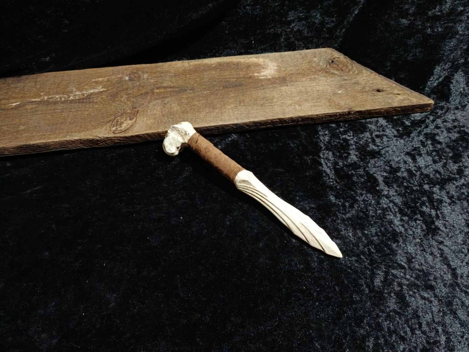 Urtümlicher Dolch aus Galdoril (Knochen/Elfenbein Optik)