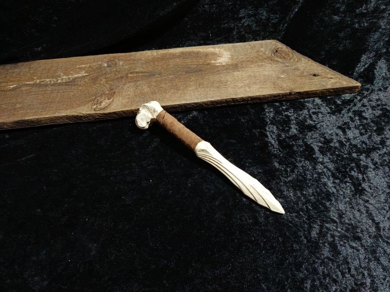 Urtümlicher Dolch aus Galdoril (Knochen/Elfenbein Optik)