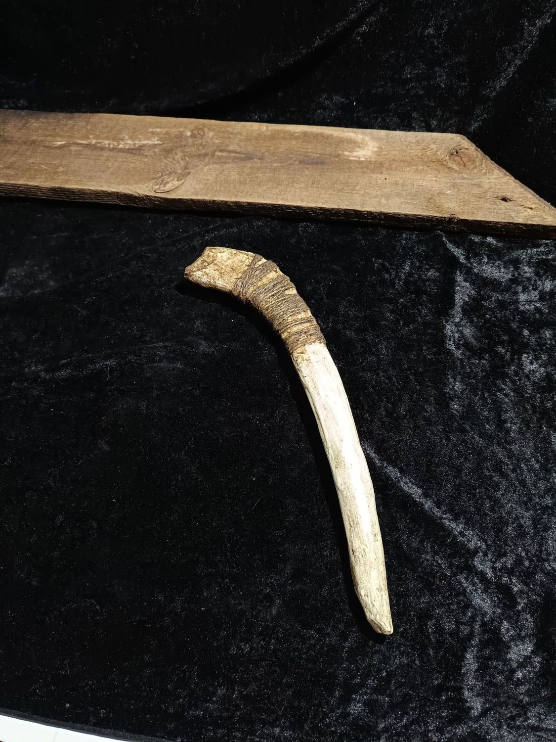 Großer umwickelter Knochenpflock Großer umwickelter Knochenpflock