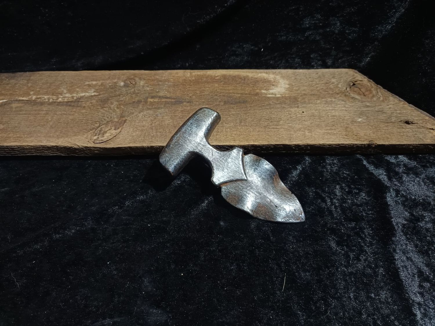 Großes rostiges Stoßmesser (Wellen Klinge) Großes rostiges Stoßmesser (Wellen Klinge)