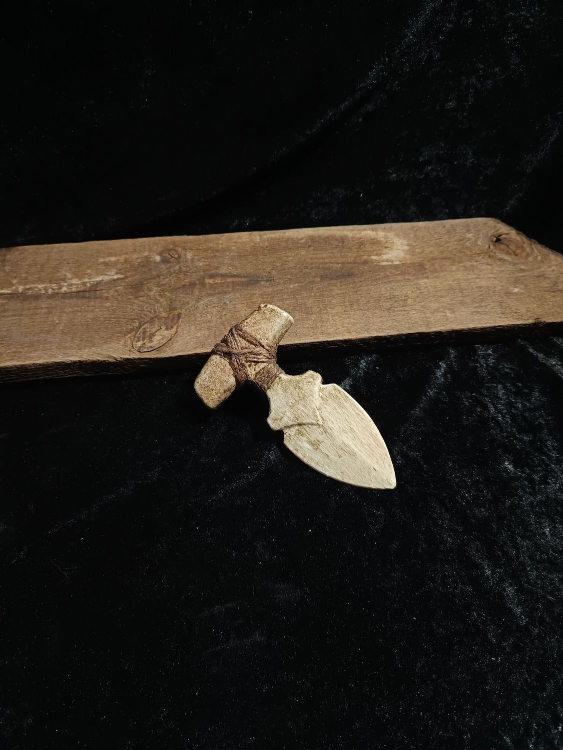 Urtümliches Stoßmesser Urtümliches Stoßmesser