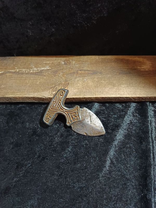 Verziertes rostiges Stoßmesser Verziertes rostiges Stoßmesser