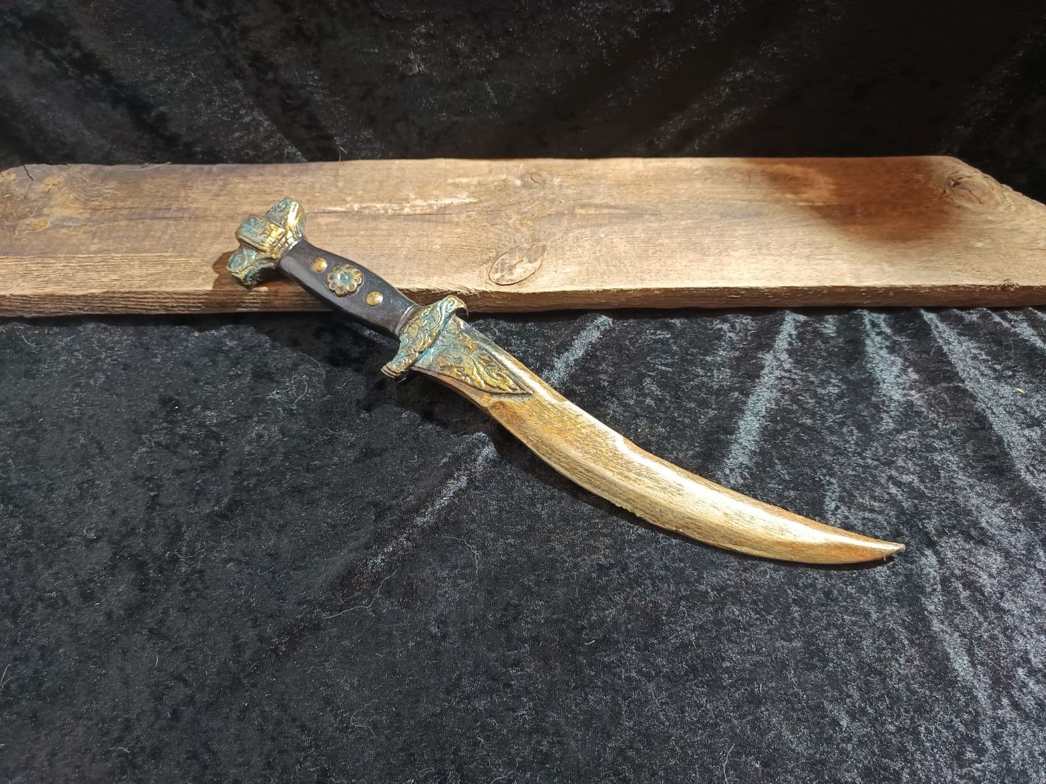Rostiger Dolch aus  Serennian