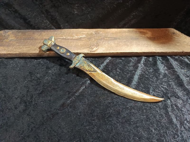 Rostiger Dolch aus  Serennian