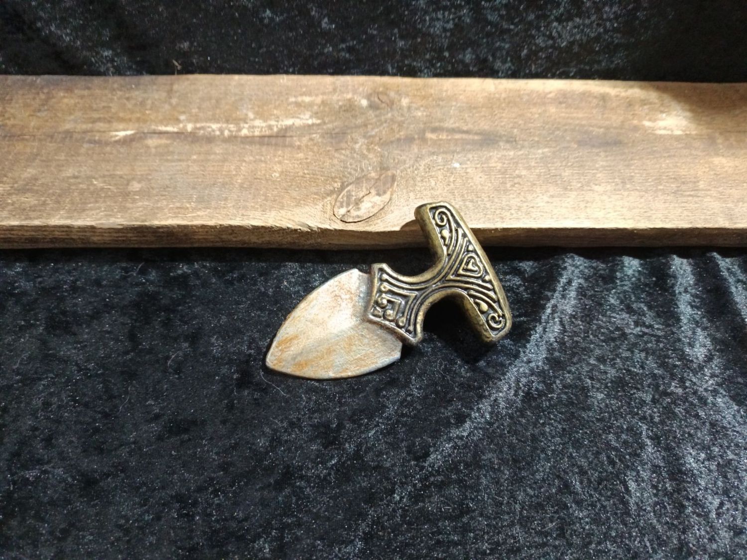Verziertes rostiges Stoßmesser