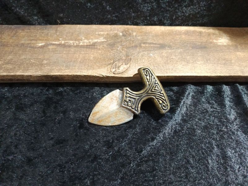 Verziertes rostiges Stoßmesser Verziertes rostiges Stoßmesser