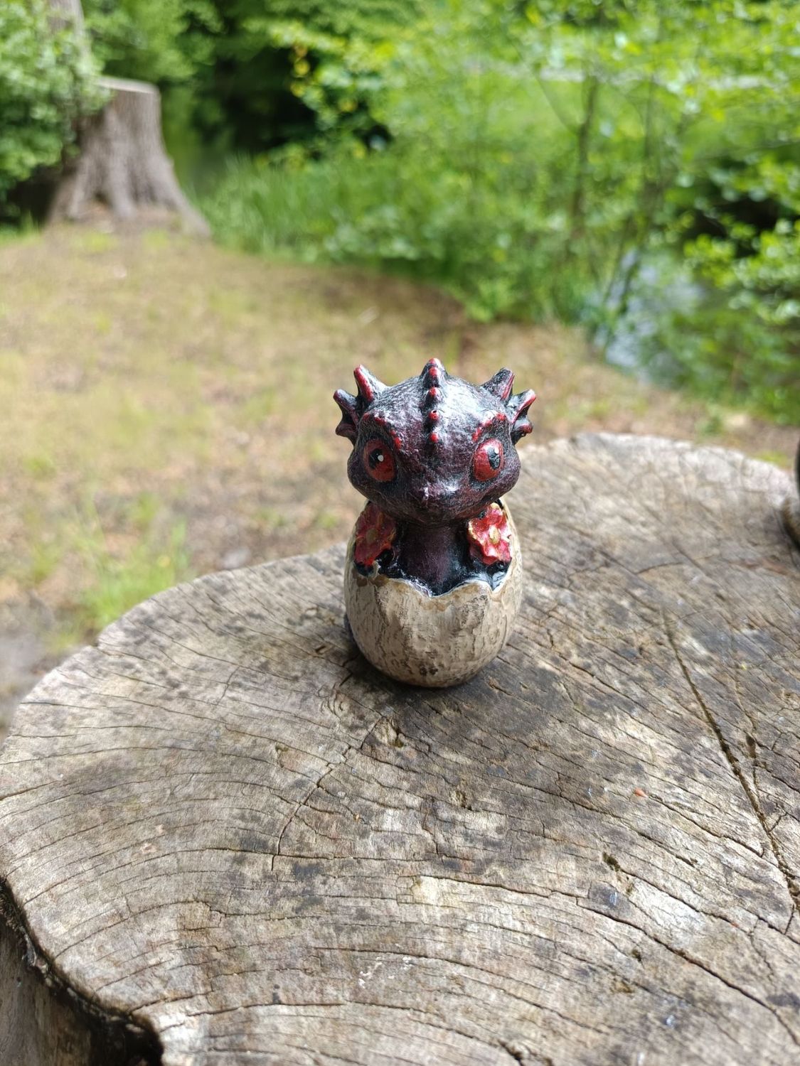 Kleiner Feuerdrache im Ei Kleiner Feuerdrache im Ei