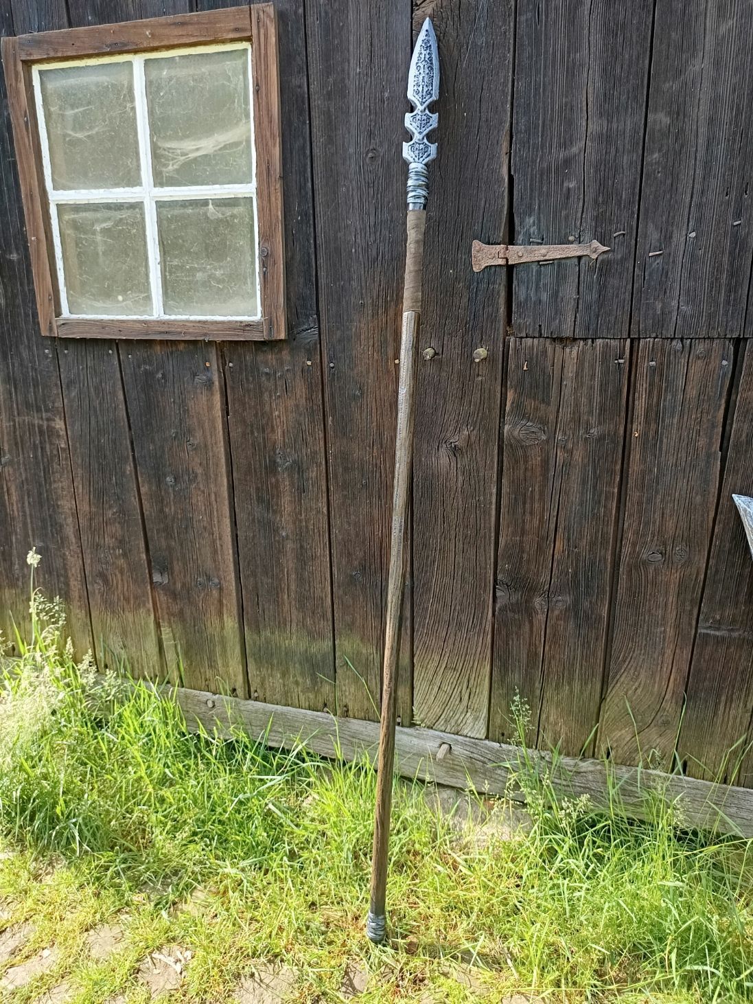 Verzierter großer Speer
