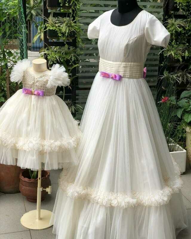 OFFWHITE MOM AND BABBY OUTFIT WITH RUFFLES OFFWHITE MOM AND BABBY OUTFIT WITH RUFFLES